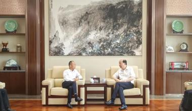 Zhang Shiqian, ordförande för Industrial and Commercial Bank of China Jiaxing Branch, besöker Tongkun för forskning